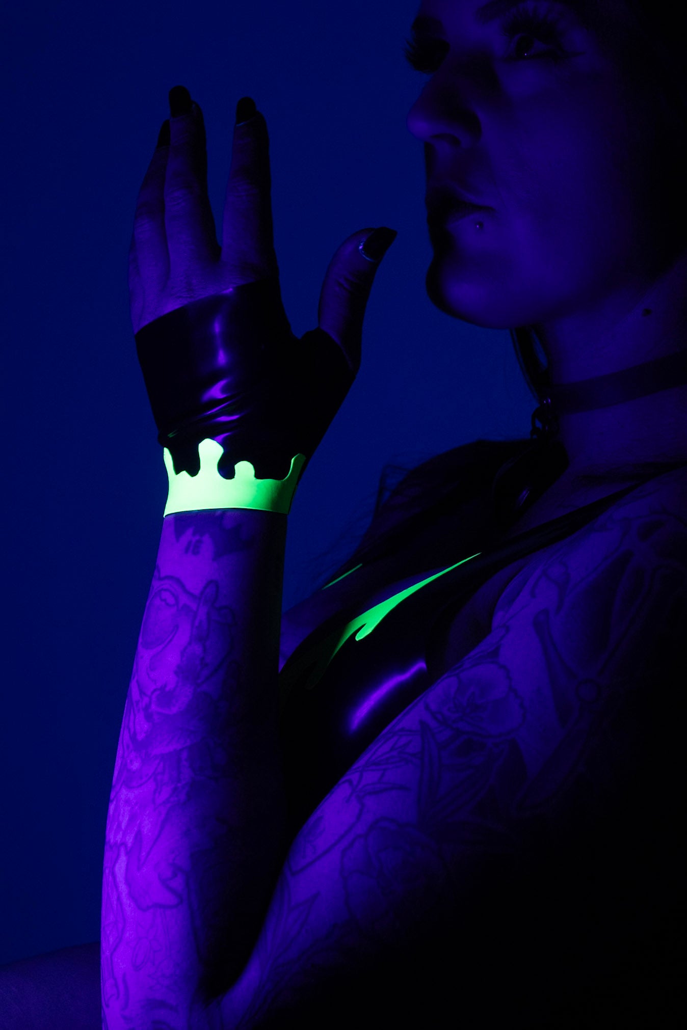 Latex UV reactive gloves
