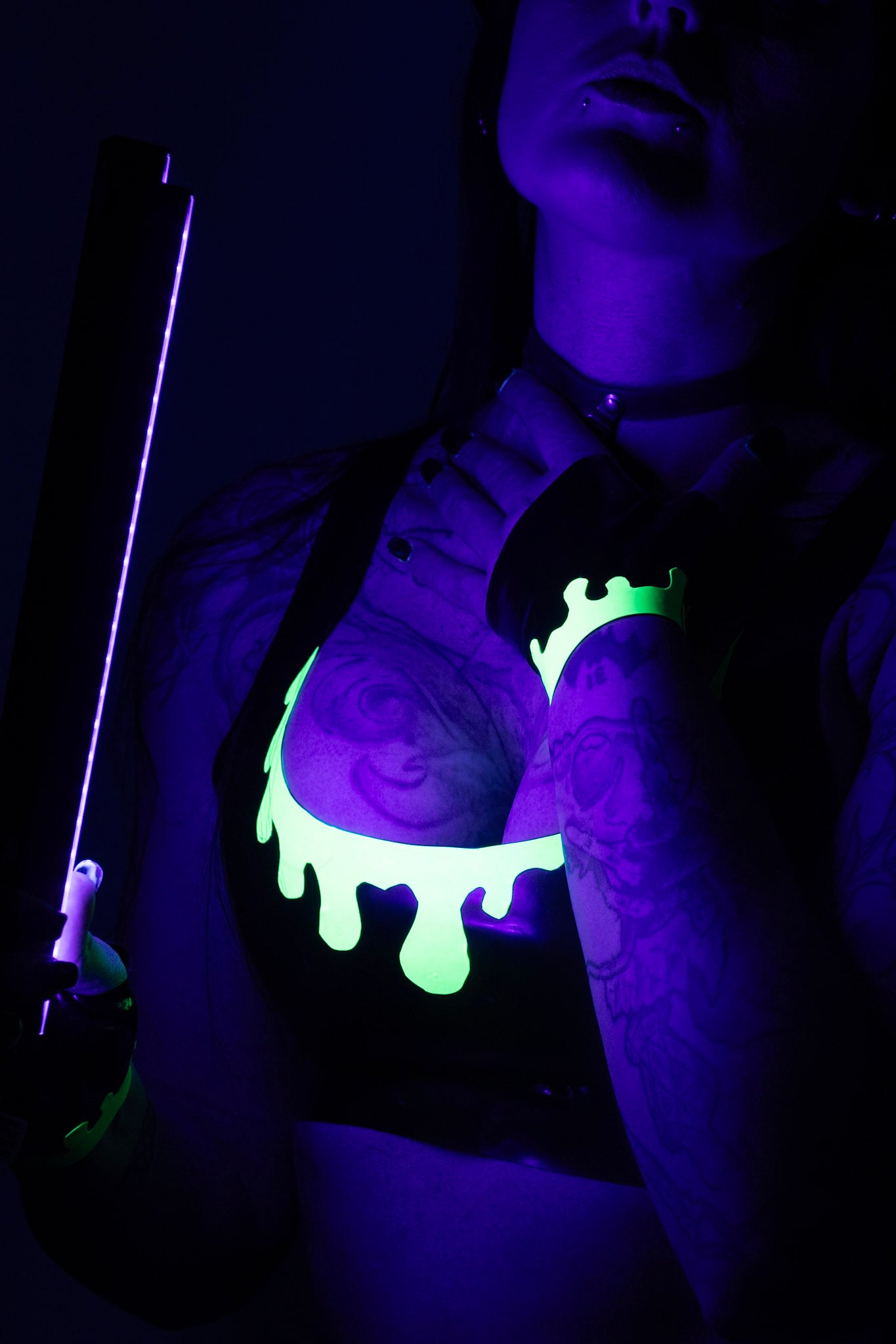 Latex UV reactive gloves